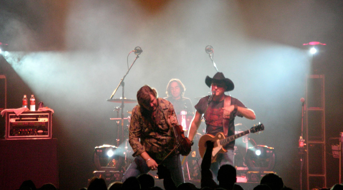 Country act live under Tradewind stage lighting